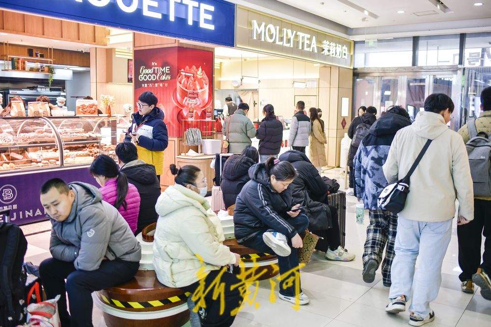 春节临近商场熙熙攘攘，过节“氛围感”已拉满