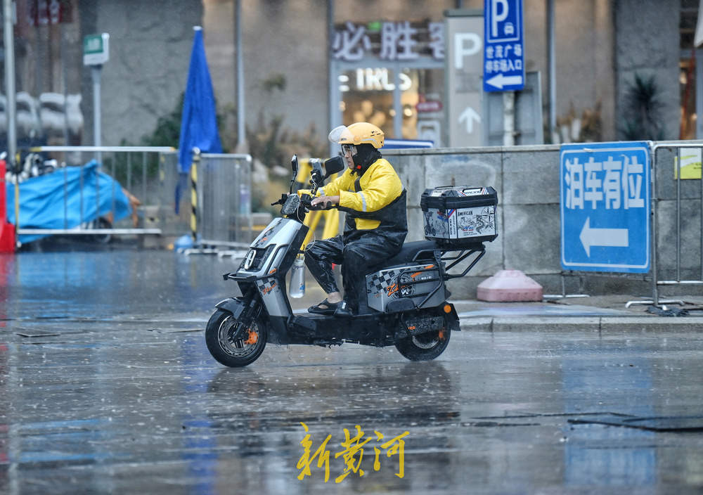 泉城大雨来袭 雨中外卖小哥奔波送餐