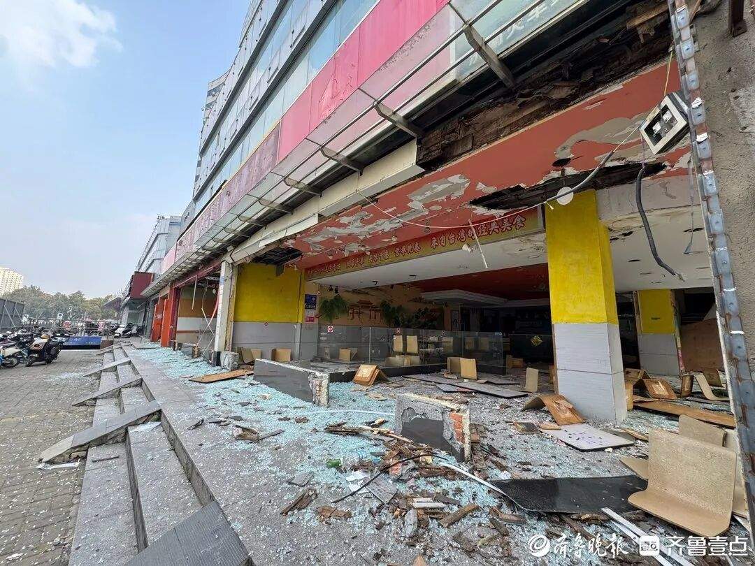 现场直击!济南天龙大厦开拆,多家商铺门窗卸下,店内已清空