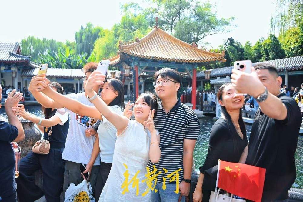 泉水游受热捧，国庆首日趵突泉游人如织