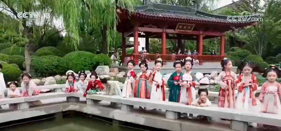 “商文旅”融合催热假日经济 “花样”民俗点燃消费市场新引擎