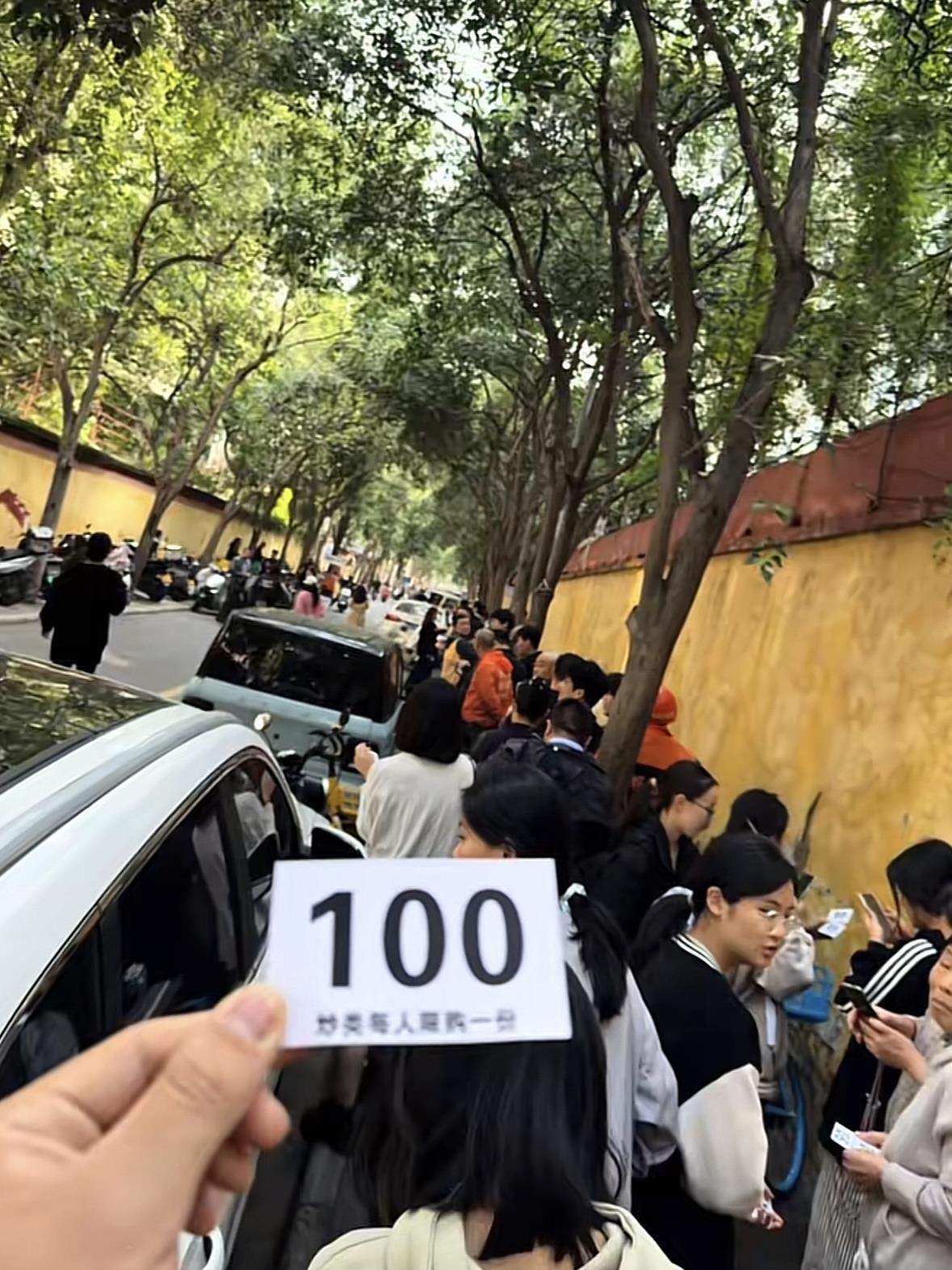 千万粉丝博主“乌啦啦”带火郑州街头小吃店，顾客等待四小时吃上一碗“炒八掺”，老板限购每人一份
