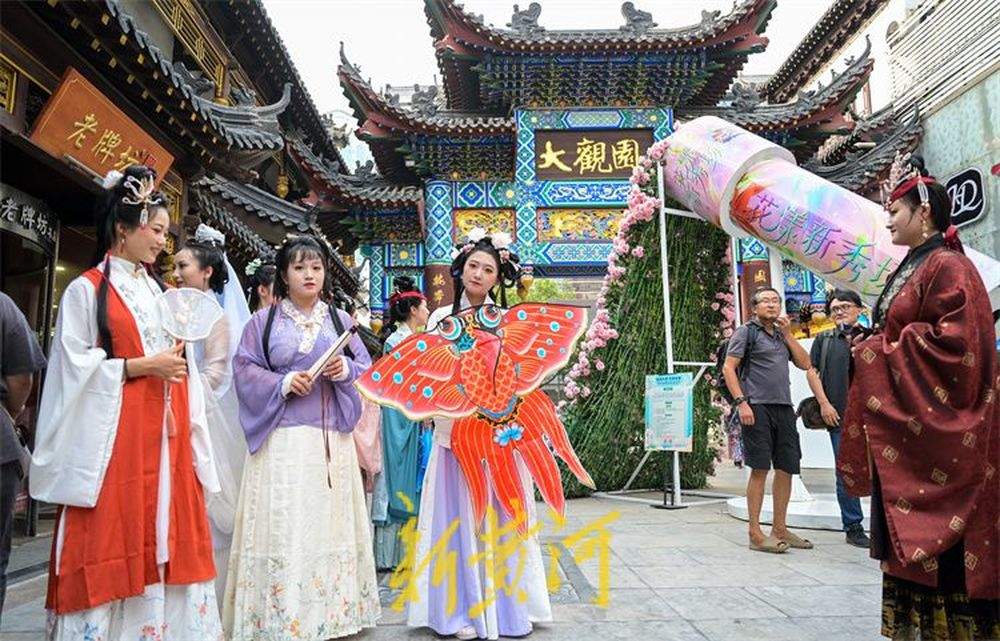 《红楼梦》十二钗游大观园 展示汉服文化魅力