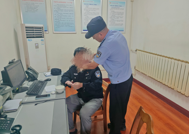 骑行小伙遇雨失温,济南民警暖心救助