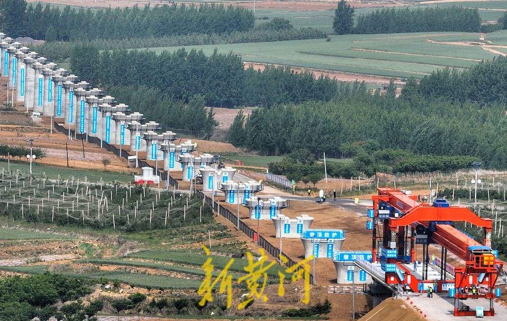 潍宿高铁至青岛连接线首孔箱梁架设完成