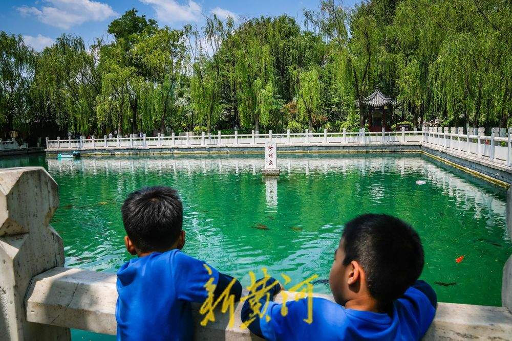 笑声与泉声交织，珍珠泉美景醉游人