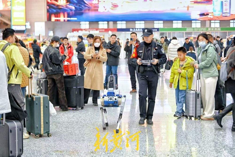 警用“机器狼”亮相济南西站，旅客可点击其机身“一键报警”