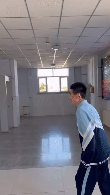 教室门口“长”满了做引体向上的男生?