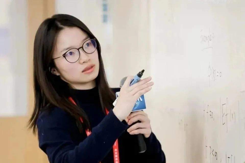 90后数学教授王虹北大开讲，“韦神”连续三天听讲，现场座无虚席