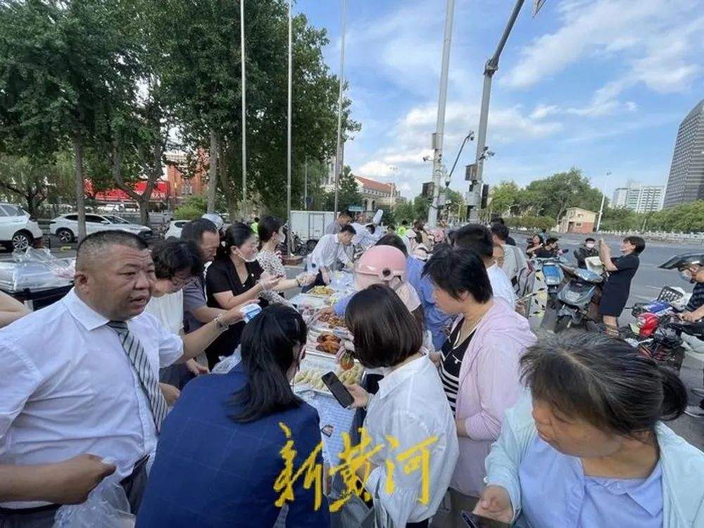 济南一知名酒店“摆摊”，董事长上街掌勺，餐品均价12.7元，市民直呼“接地气”