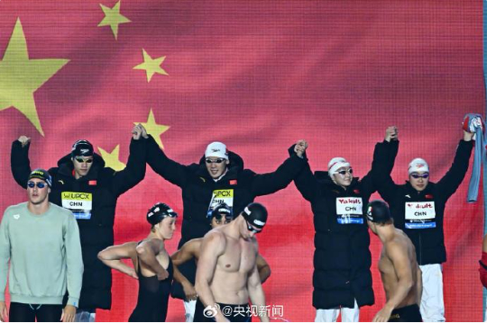 祝贺！中国游泳队刷新亚洲纪录夺冠