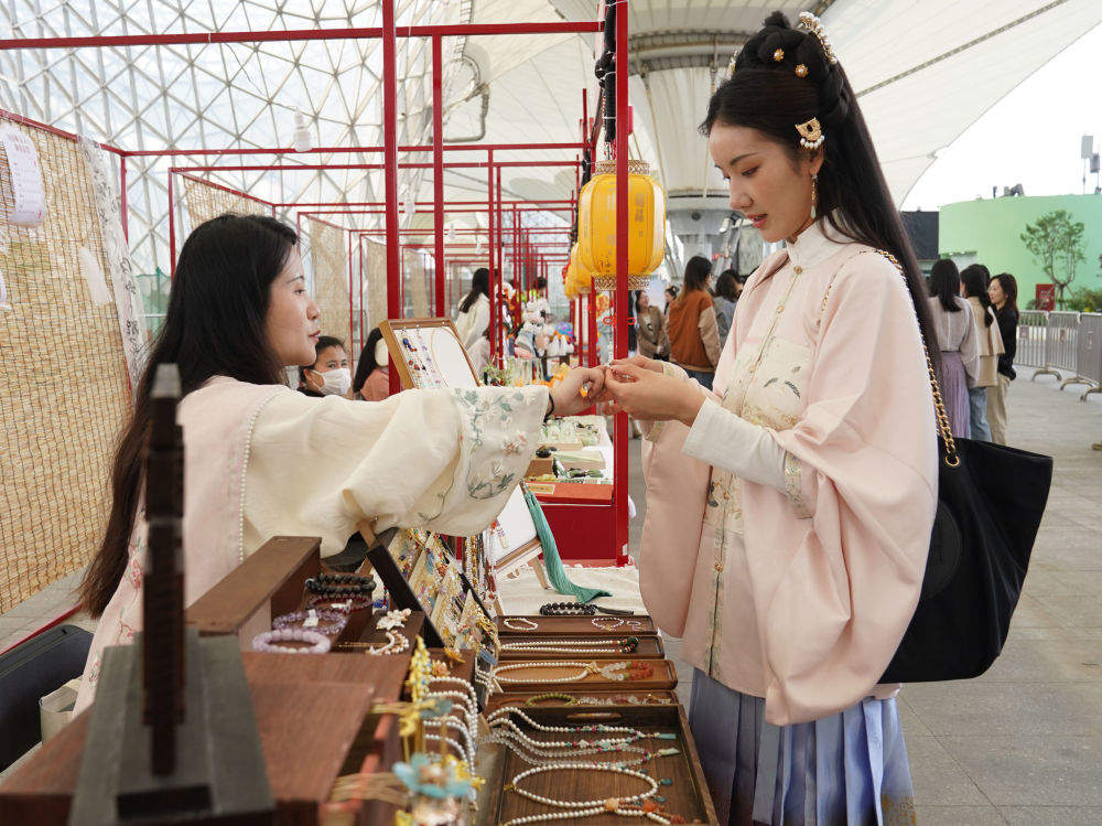 “新中式”服装火到“出圈”，“国潮”如何变热潮？