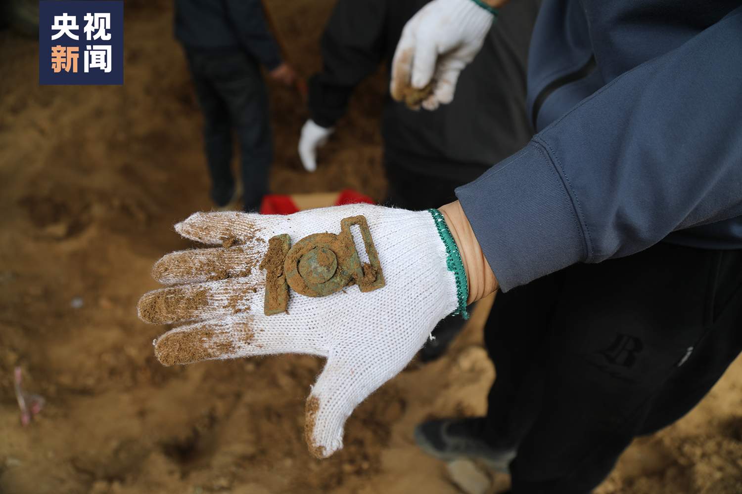 82年了,烈士手中紧紧握着一张照片……她是谁?