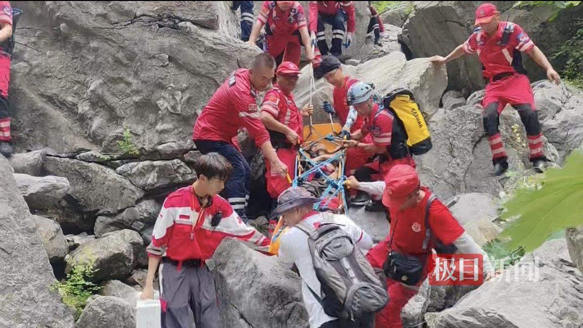 男子上山采药坠崖被困6天5夜,或靠雨水支撑,救援队用无人机吊出