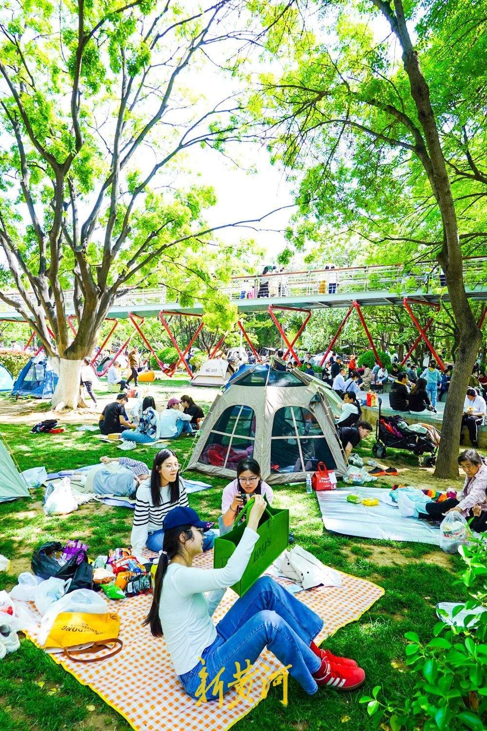 仲春公园迎来济南露营热 草地变身“户外客厅”