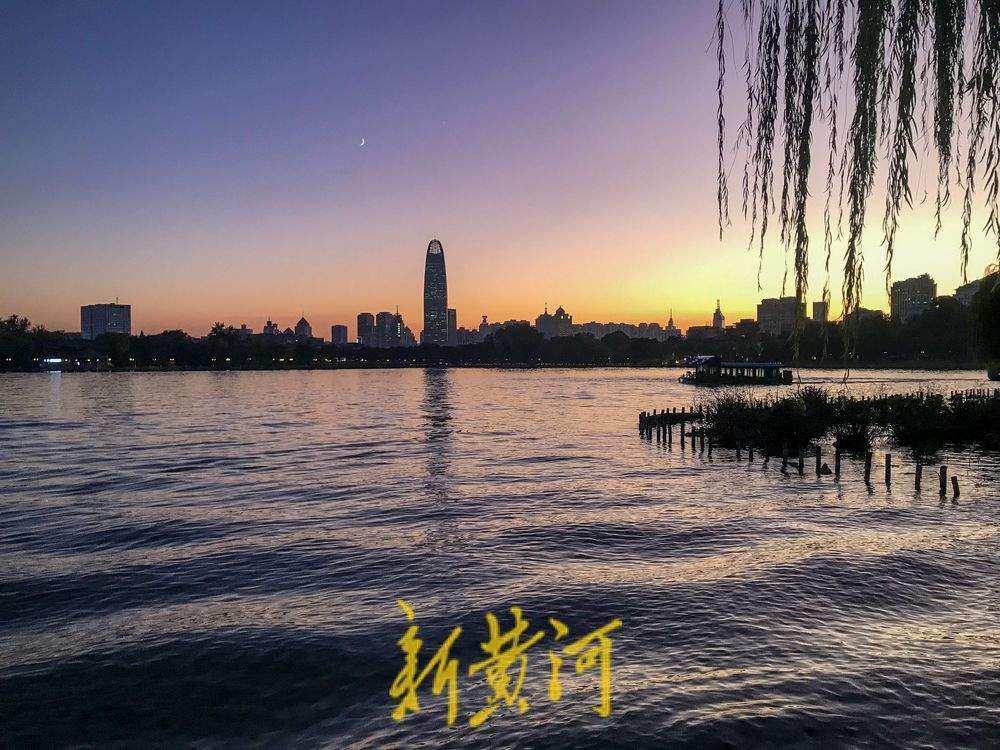 唯美浪漫！大明湖畔欣赏“金星伴月”