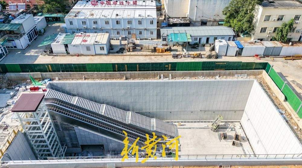 济南地铁6号线经一路与站前街交叉口西北角地铁站出入口亮相