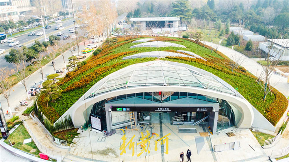 地铁4号线泉城公园站“挂牌”，出入口“披绿”融入公园景观