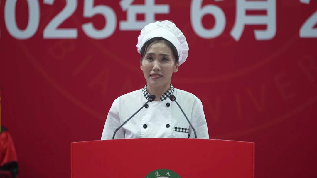 食堂阿姨毕业典礼上脱稿发言 我们为何眼泛泪花