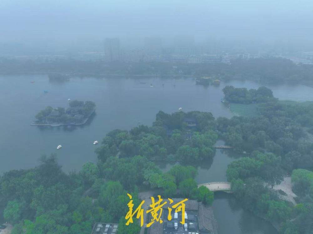 秋雾氤氲锁明湖 泉城秋色恰似烟雨江南