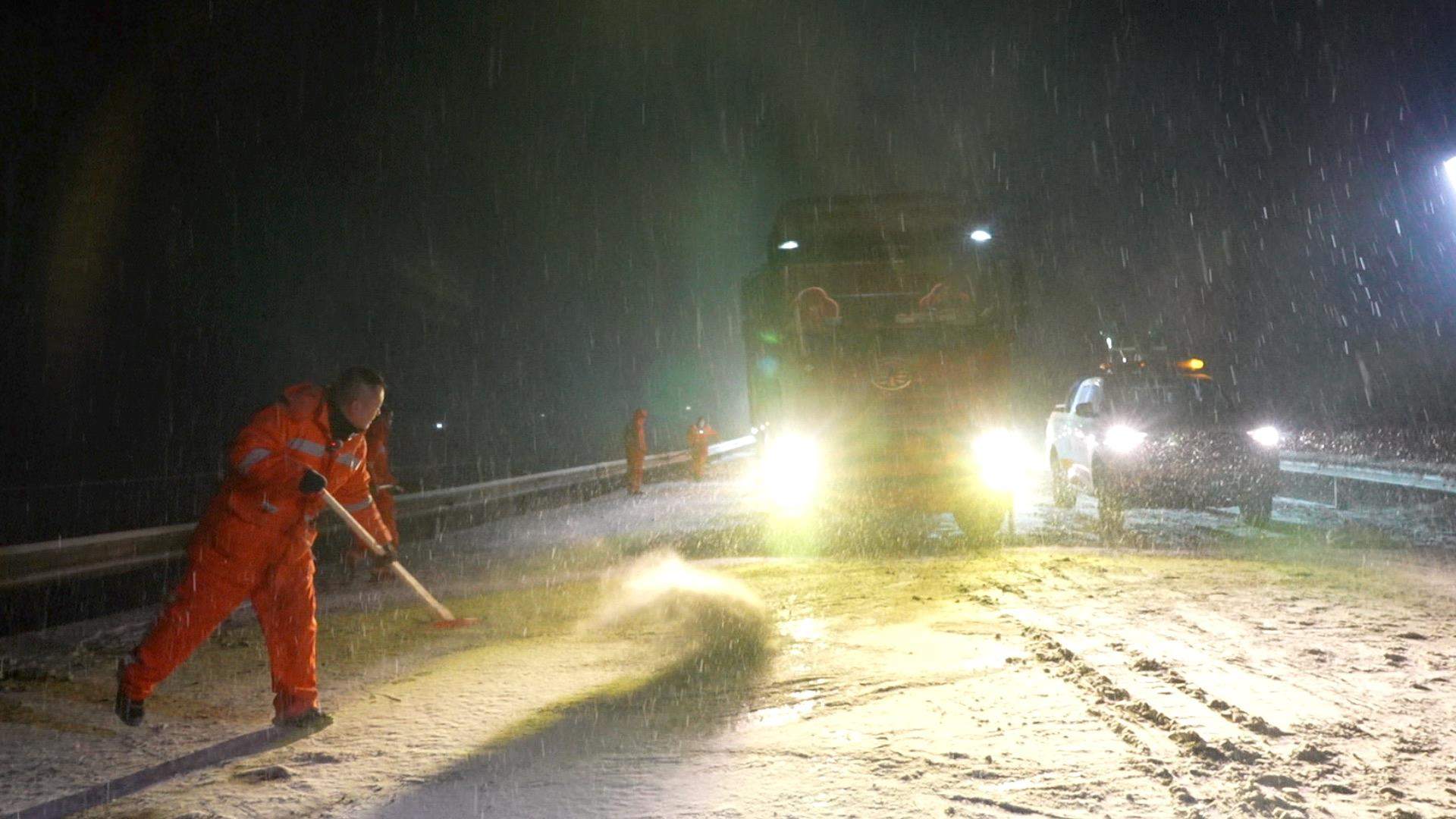 零下25℃！连夜除雪乌鞘岭