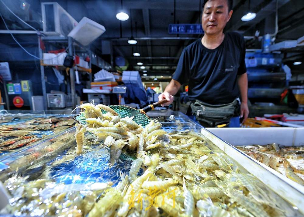 开海后市民争相尝“鲜”，有摊主一上午卖出2000斤梭子蟹