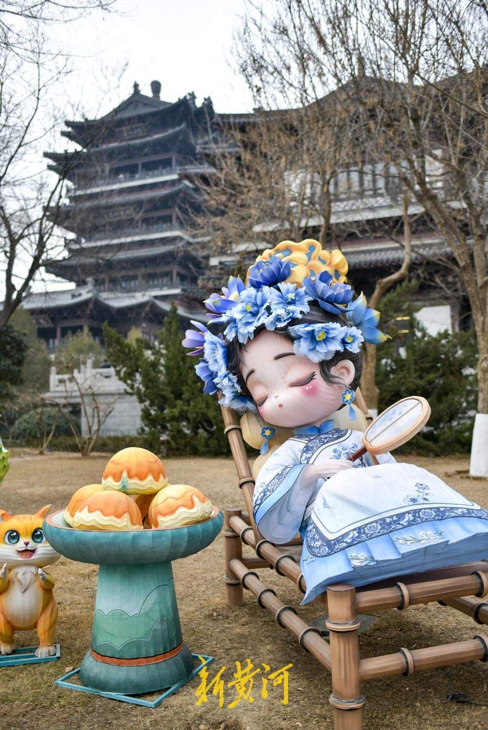 新版济南“明湖雨荷”灯组亮相超然楼畔