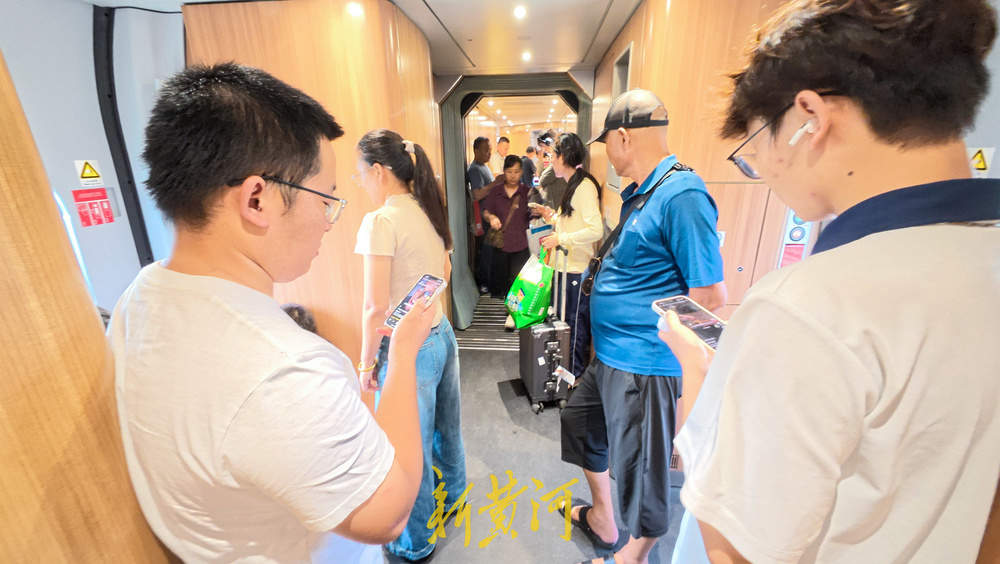 暑运客流高位运行 高铁车厢里的别样旅行