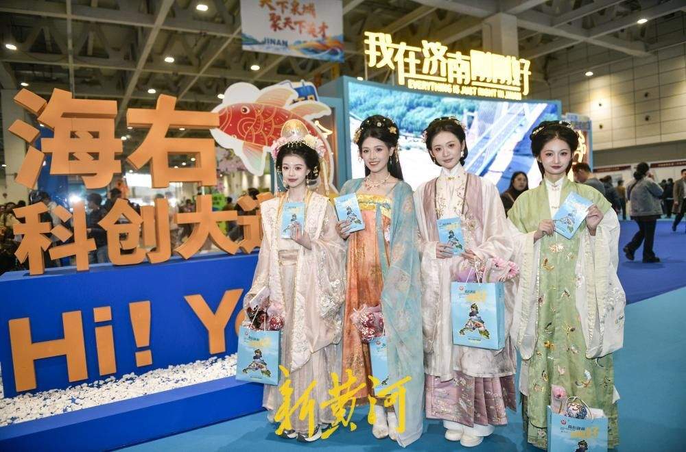十二“花神”空降招引大会，汉服少女与求职者对诗互动