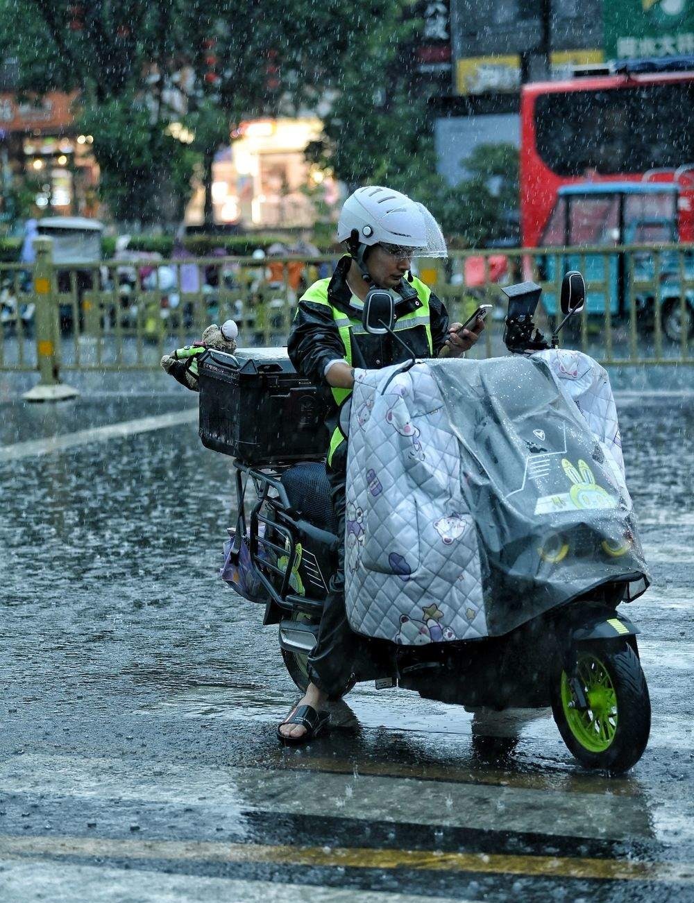 济南大雨来袭，外卖小哥街头奔跑送餐