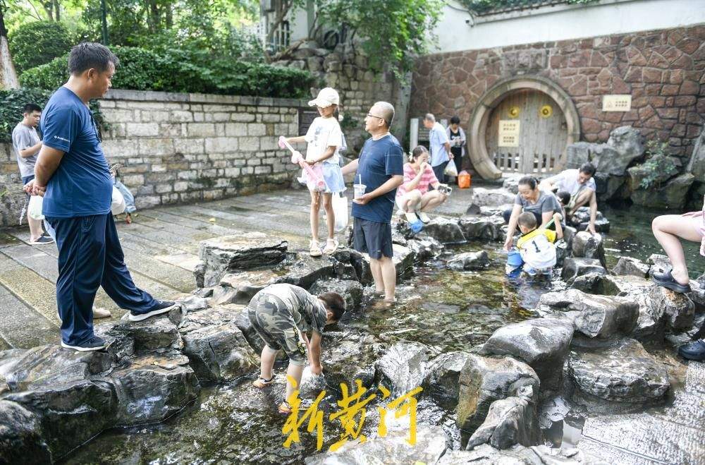 护城河畔汇波泉成夏日戏水乐园 泉水漫青石送来天然清凉