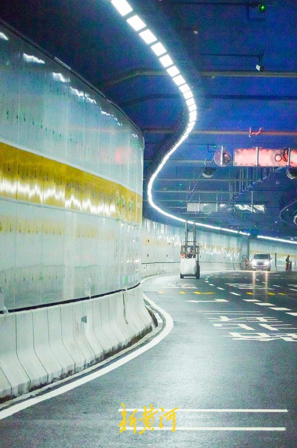 济南黄岗路黄河隧道出口匝道揭面纱 方向路牌安装到位