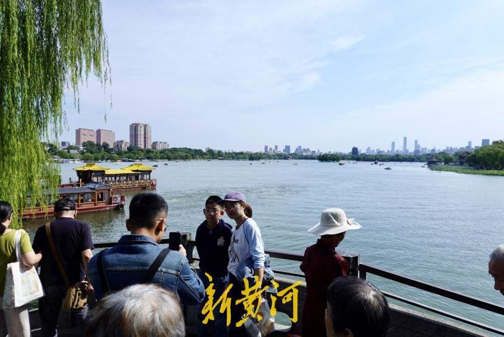 秋高气爽，大明湖畔游人乐享假期