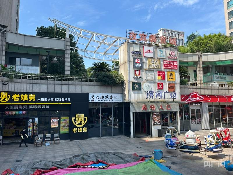 “店员向食物撒头屑”事件最新进展：涉事员工行拘7日，门店被立案调查