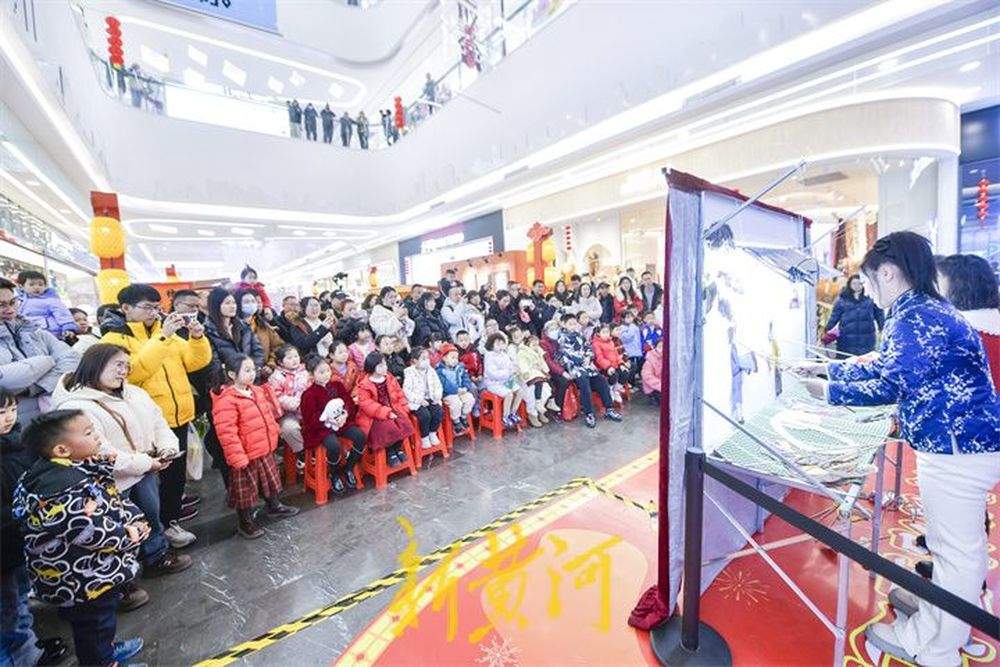 【网络中国节·春节】“泉”在济南过大年｜非遗皮影进社区商圈，演绎古老光影传奇 