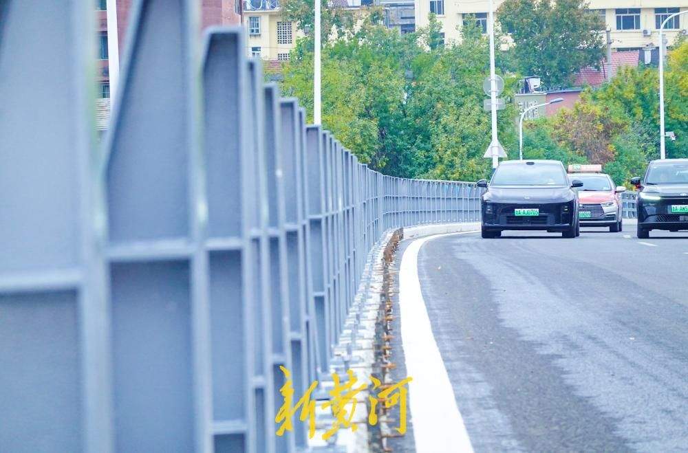 济南纬六路高架护栏上新，全面提升安全防护