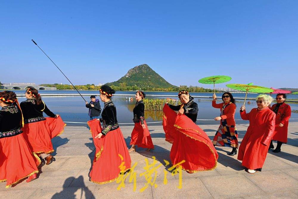 千余名老人舞起空竹龙，庆祝自己的节日