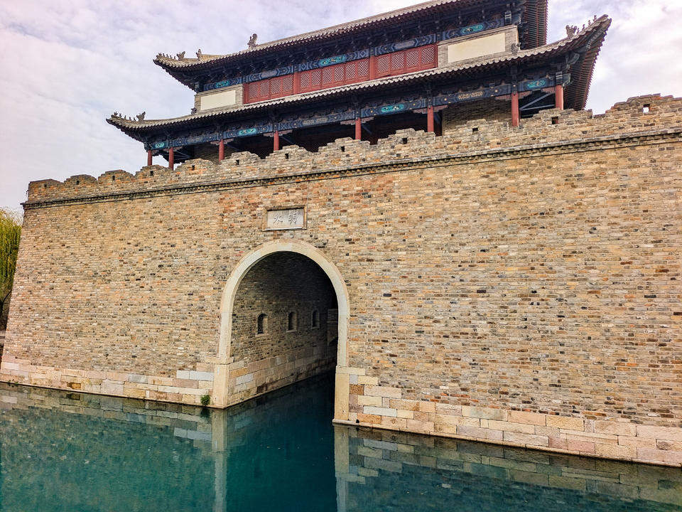 明水古城幽雅安静，游客沉醉于水城一色的美景之中