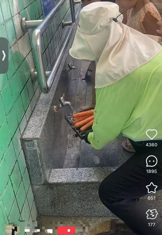 厦门白城沙滩摊贩在洗脚池冲洗烤肠？城管部门回应