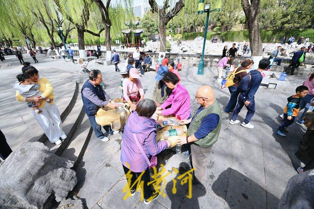 赏春新体验 护城河畔泉水直饮点市民游客络绎不绝