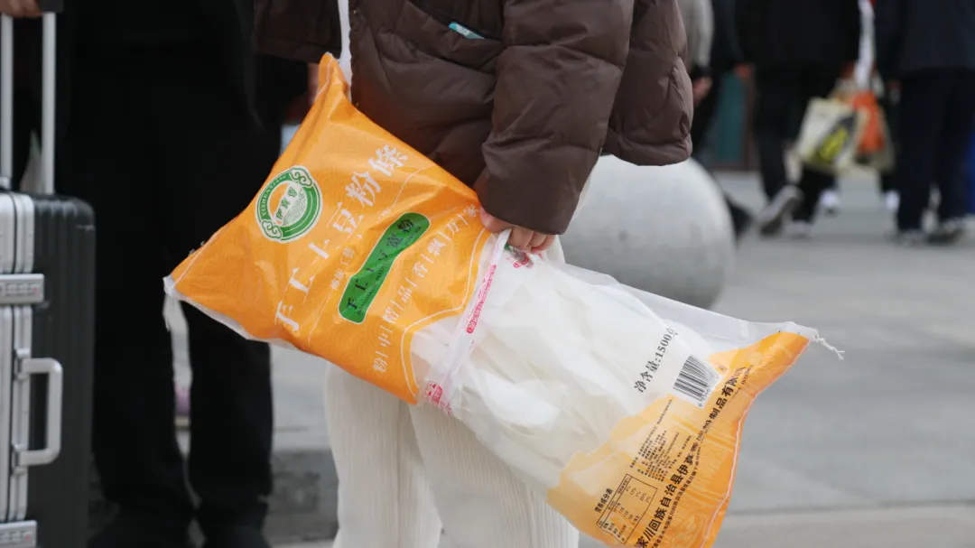 高铁站又现神秘打包盒，麻辣烫稳居“带货”榜首