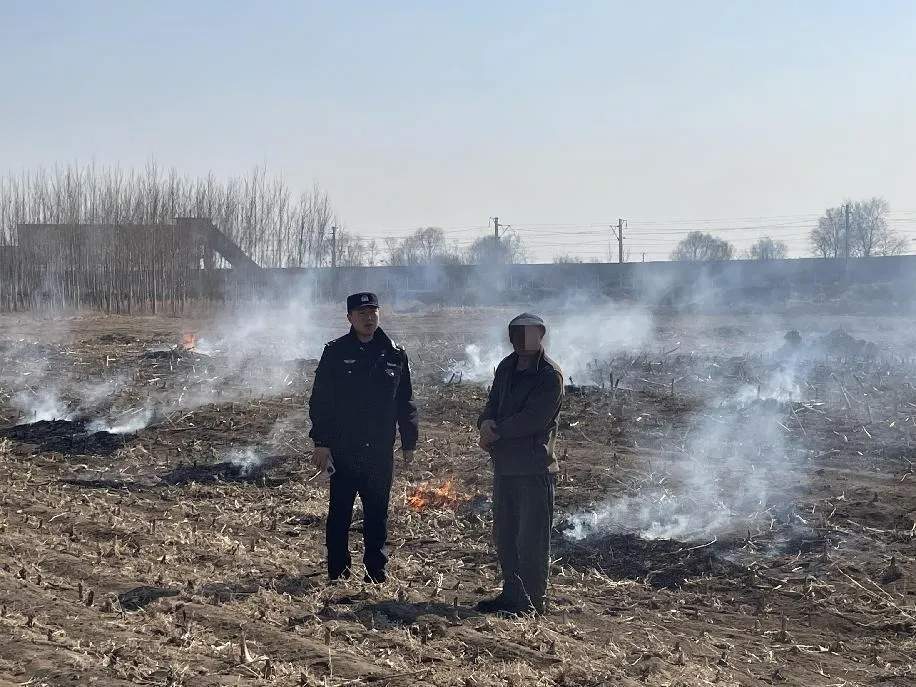 烧荒引起火灾逼停列车，行拘！