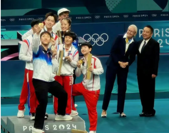 好暖一幕！中朝韩选手领奖台自拍 莎莎指挥站位让刘国梁入镜