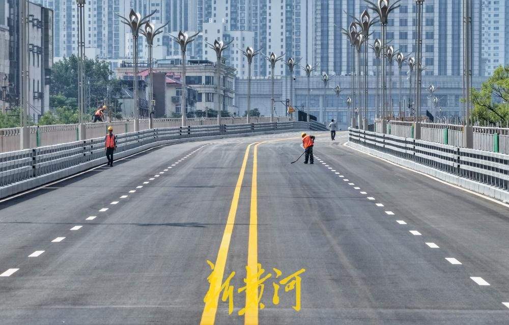济南纬二路跨铁路天桥桥上路段改造完工