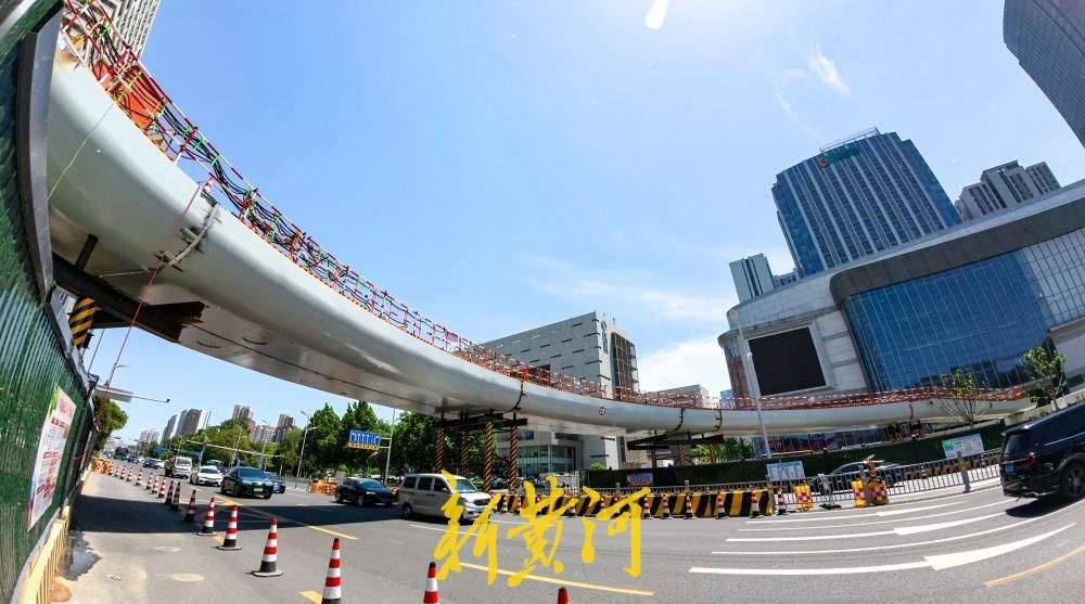 济南工业南路新建人行天桥如弯月  兼顾“好用”与“好看”