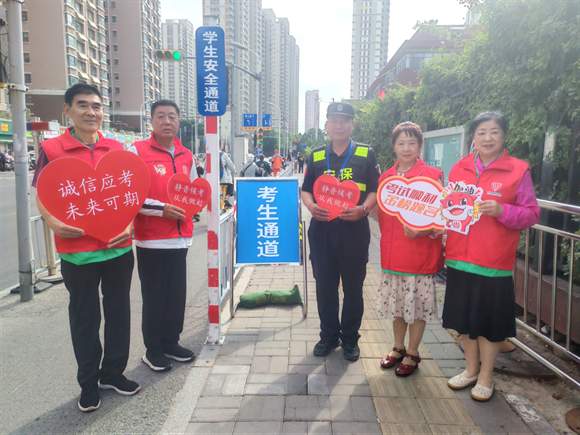 泉城反走私志愿者开展“爱心助考”活动