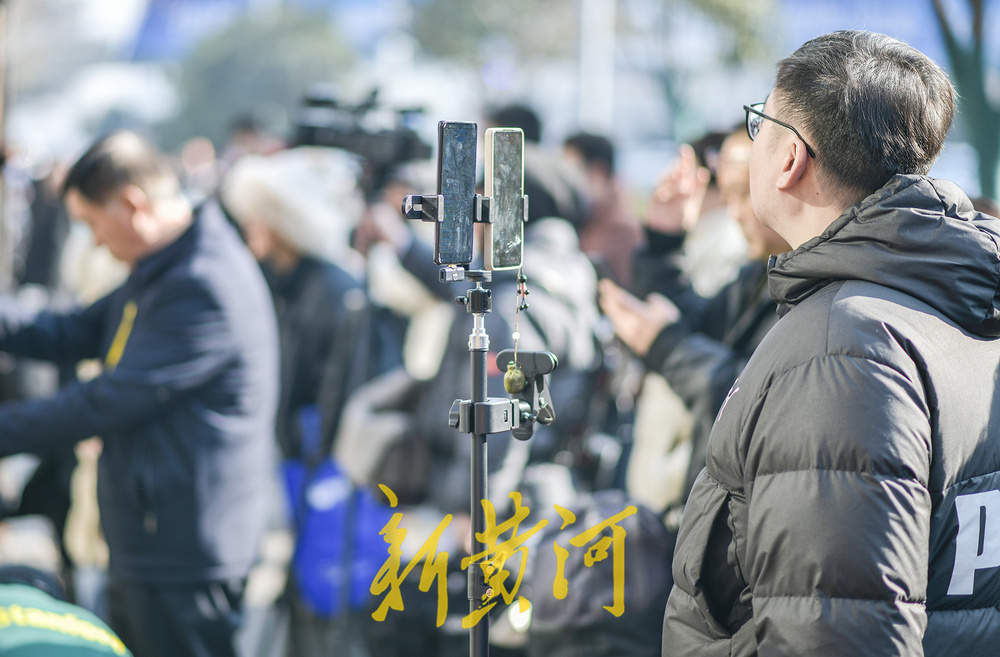 艺考大幕拉开 济南考点外自媒体直播吸引生源