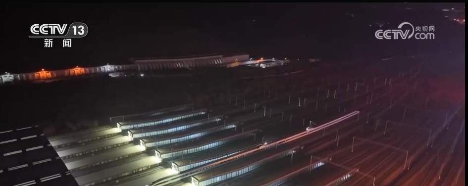 多地加开“夕发朝至”高铁缓解运输压力 精细化服务让春运之路暖意融融