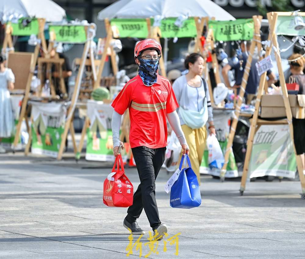高温下，外卖小哥送餐忙