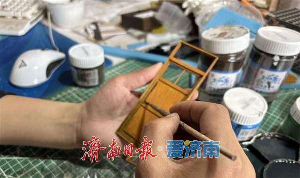 小伙微缩复刻爷爷老宅：200多个物件 最小的仅0.1厘米